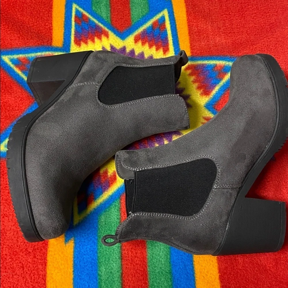 Dream Pairs Gray Suede High Heel Chelsea Ankle Boots Size 7.5